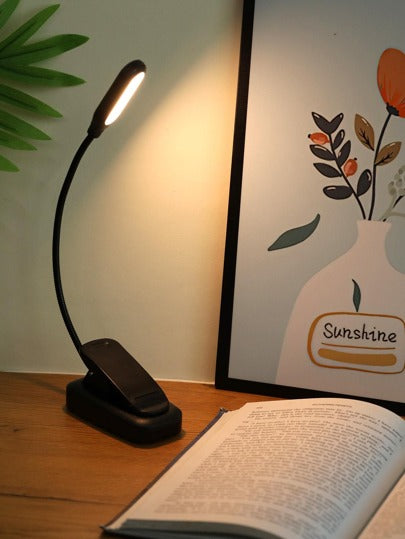 1قطعة ضوء قراءة كتاب قابل للنقل بضوء أصفر مع مشبك، ذراع قابل للتعديل وتعمل بالبطارية، مصباح قراءة ليلي حماية للعين ، مصباح كتاب، مصباح مكتب صغير للإضاءة الداخلية والخارجية للسفر ، إضاءة للقراءة