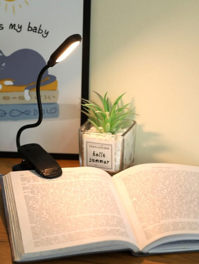 1قطعة ضوء قراءة كتاب قابل للنقل بضوء أصفر مع مشبك، ذراع قابل للتعديل وتعمل بالبطارية، مصباح قراءة ليلي حماية للعين ، مصباح كتاب، مصباح مكتب صغير للإضاءة الداخلية والخارجية للسفر ، إضاءة للقراءة