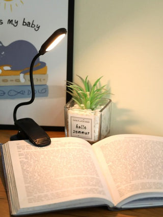 1قطعة ضوء قراءة كتاب قابل للنقل بضوء أصفر مع مشبك، ذراع قابل للتعديل وتعمل بالبطارية، مصباح قراءة ليلي حماية للعين ، مصباح كتاب، مصباح مكتب صغير للإضاءة الداخلية والخارجية للسفر ، إضاءة للقراءة