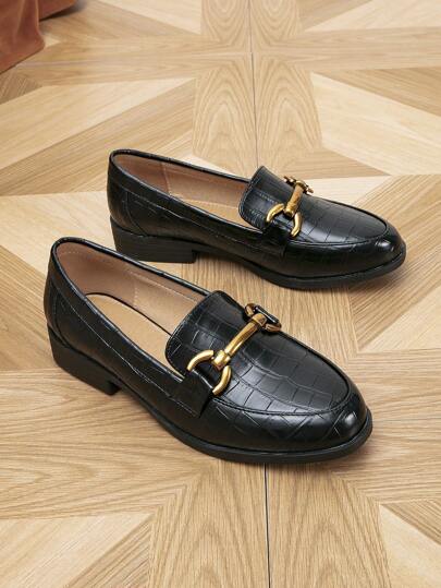 الموضة حذاء لوفر مسطح الى بنقش تمساح بديكور معدني حذاء مسطح سهل الارتداء