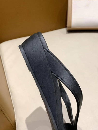 أنيق أسود صنادل الى مبسط صنادل إسفين