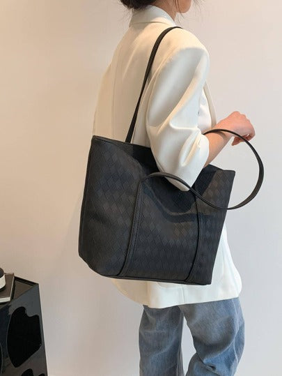 حقيبة كتف مقسمة ذات سعة كبيرة، بطبعة مربعات ملونة وقماش مبطن