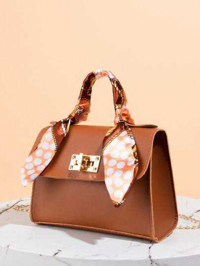 الحقيبة السطحية مع حلي وشاح الحرير