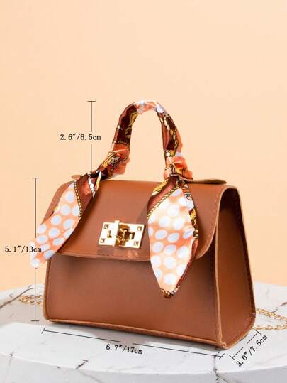 الحقيبة السطحية مع حلي وشاح الحرير