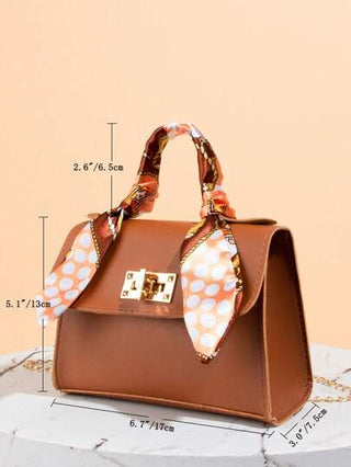 الحقيبة السطحية مع حلي وشاح الحرير