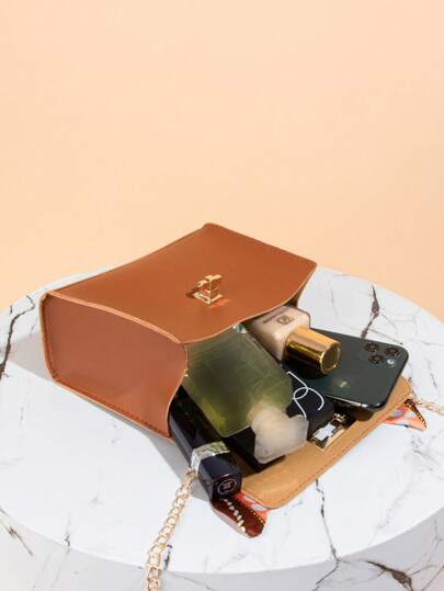 الحقيبة السطحية مع حلي وشاح الحرير