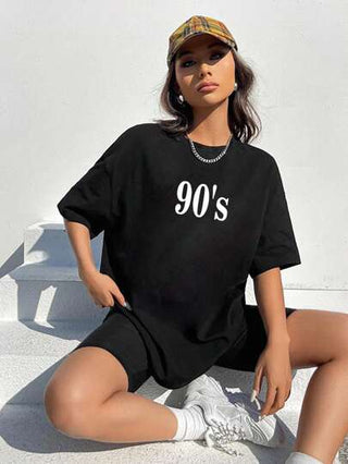 EZwear تي شيرت تي شيرت أنثوي كاجوال أسود بأكمام قصيرة وياقة مستديرة ، مزخرف بطباعة أرقام وحروف إنجليزية بيضاء مناسب للصيف