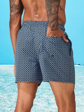 Manfinity Swimmode سراويل سباحة للرجال بخصر مرن مع تفاصيل رقعة صبغ كامل النمط، نمط هاواي