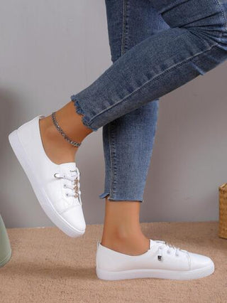 حذاء نسائي ابيض من النوع الذي ينزلق على القدمين ، يحتوي على شريط مطاطي وإكسسوارات الماس الذهبية ، مريح ومتعدد الاستخدامات