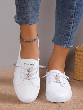 حذاء نسائي ابيض من النوع الذي ينزلق على القدمين ، يحتوي على شريط مطاطي وإكسسوارات الماس الذهبية ، مريح ومتعدد الاستخدامات