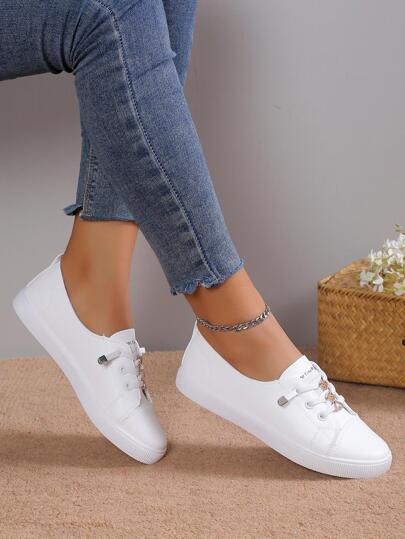 حذاء نسائي ابيض من النوع الذي ينزلق على القدمين ، يحتوي على شريط مطاطي وإكسسوارات الماس الذهبية ، مريح ومتعدد الاستخدامات