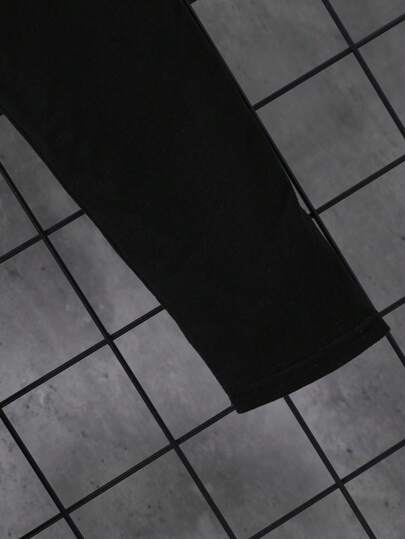 مايوه حريمي قطعة واحدة بدلة رياضية للمراهقين مكونة من تي شيرت بأكمام قصيرة وشورت بطبعات هندسية ورسائل متدرجة اللون، بالإضافة إلى سروال داخلي 2في1