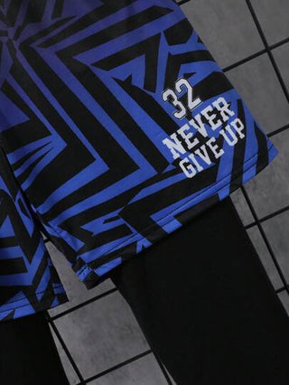 مايوه حريمي قطعة واحدة بدلة رياضية للمراهقين مكونة من تي شيرت بأكمام قصيرة وشورت بطبعات هندسية ورسائل متدرجة اللون، بالإضافة إلى سروال داخلي 2في1