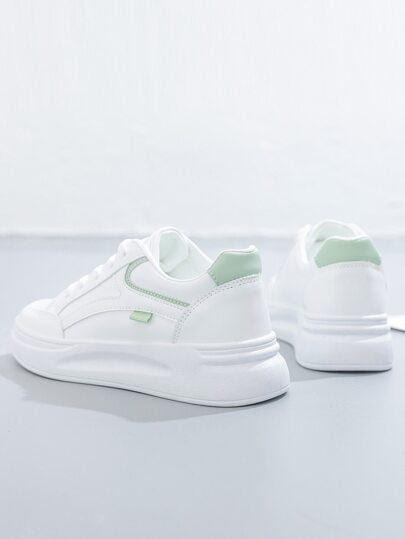 أحذية رياضية كاجوال من القماش الأبيض ذات نعل سميك بطراز كلية ومدبب عصري، موديل طلابي, لون أبيض وأخضر