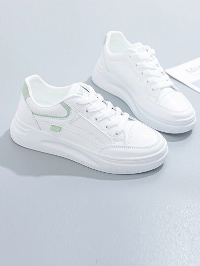 أحذية رياضية كاجوال من القماش الأبيض ذات نعل سميك بطراز كلية ومدبب عصري، موديل طلابي, لون أبيض وأخضر