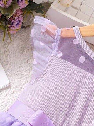 فستان أطفال Glamorique Kids فتاة صغيرة ترتدي فستان مزين بنقاط على شكل شبكة مع تفاصيل الريش