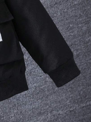 SHEIN جاكيت تفاصيل مرقع بعبارة جيب قلاب اكمام راجلان بطباعة تيدي قبعة ولد طفل