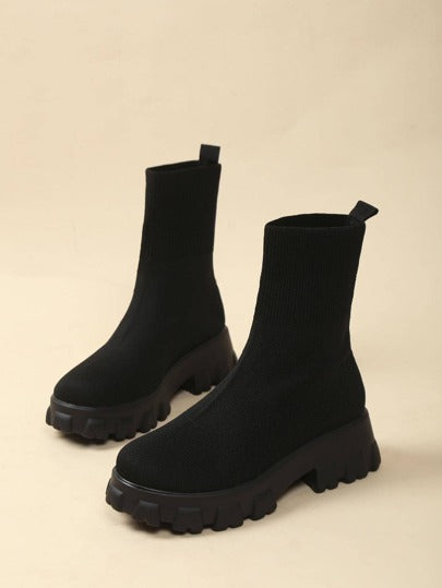 بوت نسائية قابلة للشد للبس اليومي وللمناسبات، ذات كعب منصة وسميك، مصنوعة من الحياكة والخيط، بلون أحادي، مريحة وعصرية، مناسبة للارتداء في الشتاء والأماكن الخارجية والحفلات