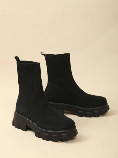 بوت نسائية قابلة للشد للبس اليومي وللمناسبات، ذات كعب منصة وسميك، مصنوعة من الحياكة والخيط، بلون أحادي، مريحة وعصرية، مناسبة للارتداء في الشتاء والأماكن الخارجية والحفلات