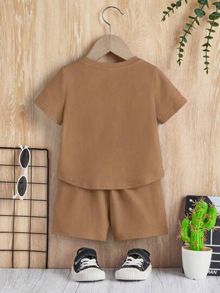 تي شيرت وشورت تفاصيل مرقع بعبارة للاولاد الاطفال