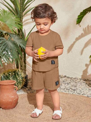 تي شيرت وشورت تفاصيل مرقع بعبارة للاولاد الاطفال