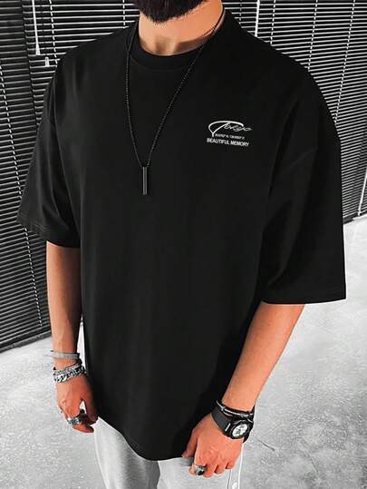 Manfinity Homme تي شيرت منخفض الاكتاف بطباعة شعار للرجال