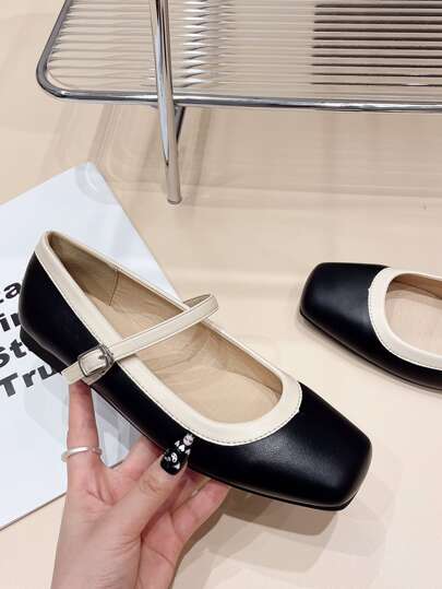 حذاء جين للنساء من النمط الفرنسي بمقدمة مربعة وحزام كاحل مسطّح، مريح وناعم، متوفر بمقاسات كبيرة 41-43