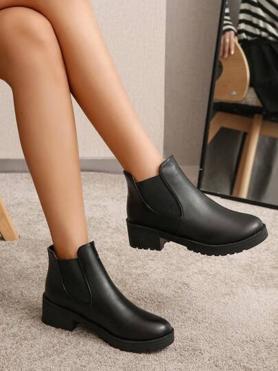 نساء بحجم كبير تشونكي بوت أسود قصير، كعب سميك ذو قاعدة متراصة، بوت كاحل كاجوال بإسلوب السحب للارتداء، مصنوع من خامات مختلطة من القماش والجلد، كعب عالي للخريف/الشتاء منتصف الكاحل