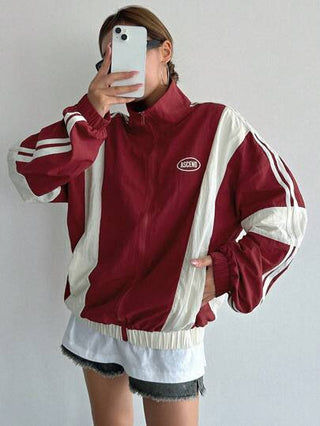 DAZY جاكيت بشعار الأحرف الغرافيكية وخطوط جانبية بأكتاف منسدلة