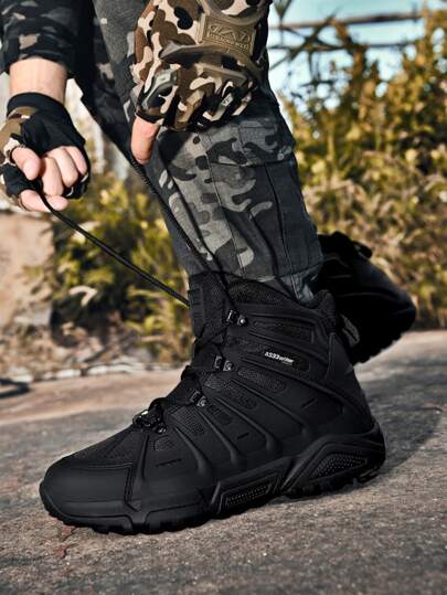 زوج من الأحذية السوداء الرياضية للرجال للتنزه والرياضات المائية والتدريب في الهواء الطلق، تتناسب مع البناطيل الجينز