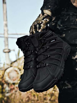 زوج من الأحذية السوداء الرياضية للرجال للتنزه والرياضات المائية والتدريب في الهواء الطلق، تتناسب مع البناطيل الجينز