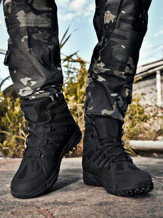 زوج من الأحذية السوداء الرياضية للرجال للتنزه والرياضات المائية والتدريب في الهواء الطلق، تتناسب مع البناطيل الجينز