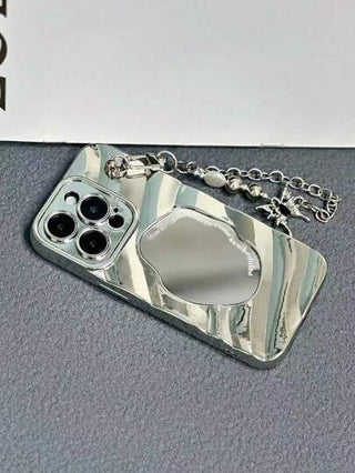 غطاء هاتف واقي سميك متوافق مع سلسلة iPhone 15/14/13 ذو نقوش ناعمة ومرآة جمالية مطلية باللون الجديد مع سلسلة مزينة بالفراشات للمعصم، مناسب لموضة 2000s