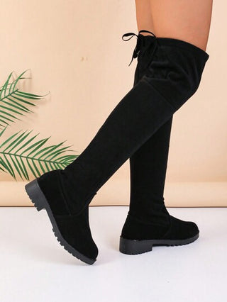 بوت نسائية طويلة من الجلد الخالي جميلة وبسيطة وعصرية