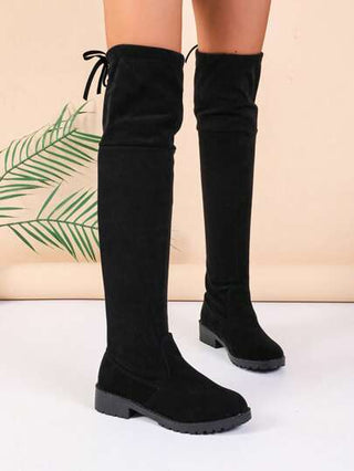 بوت نسائية طويلة من الجلد الخالي جميلة وبسيطة وعصرية