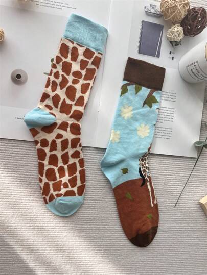 زوج واحد من جوارب A & B على الطراز الأوروبي والأمريكي بنمط الباندا والزرافة كتلة الألوان غير متماثلة للرجال ذوي الشخصية الإبداعية، طول منتصف الساق