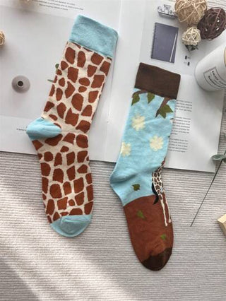 زوج واحد من جوارب A & B على الطراز الأوروبي والأمريكي بنمط الباندا والزرافة كتلة الألوان غير متماثلة للرجال ذوي الشخصية الإبداعية، طول منتصف الساق