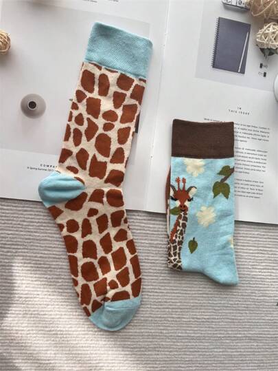 زوج واحد من جوارب A & B على الطراز الأوروبي والأمريكي بنمط الباندا والزرافة كتلة الألوان غير متماثلة للرجال ذوي الشخصية الإبداعية، طول منتصف الساق