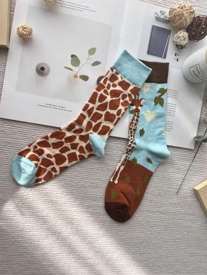 زوج واحد من جوارب A & B على الطراز الأوروبي والأمريكي بنمط الباندا والزرافة كتلة الألوان غير متماثلة للرجال ذوي الشخصية الإبداعية، طول منتصف الساق