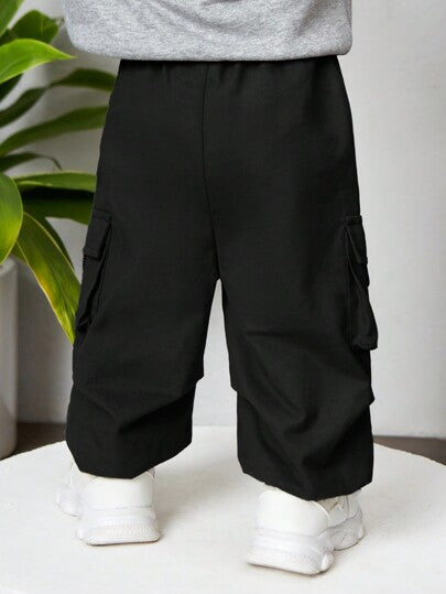 SHEIN بنطلون هاريم ناعم وخفيف بألوان أحادية للأطفال الصبيان مع جيوب مغطاة بغطاء جانبي