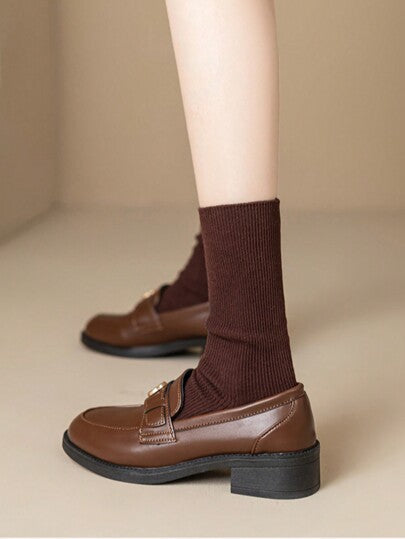 حذاء نسائي بكعب سميك من الجلد الصناعي مزين بتصميم صغير ونيش، حذاء نسائي بمقدمة دائرية ذو لون رجعي بنمط بريطاني مناسب لفصلي الربيع والخريف