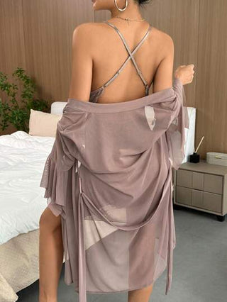 طقم بيجامة / طقم ملابس نوم يتكون من روب شبكي مزين بفرو قصير في الأكمام والأمام مع فيونكة وفستان كامي بتباين الدانتيل