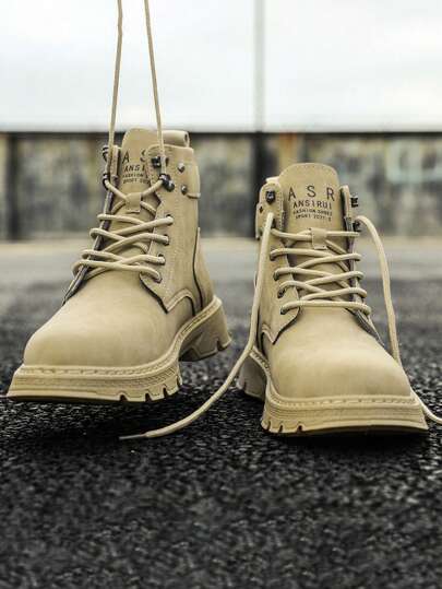 بوت رجالية تناسب الجينز والبنطلونات الرمادية، مزينة بنقوش حرفية وخيوط