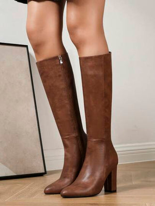 بوت نسائية فوق الركبة مع سلسلة تزيينية، كعب سميك، إبزيم، رؤوس مدببة، مناسبة لارتداء مع السراويل أو الجينز واللياقين، موديل جديد شتاء 2024