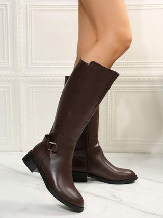بوت نسائية طويلة أعلى الركبة بطراز فروسي بإبزيم حزام، أنبوبة مستقيمة، ملائمة للقوام، بني، شتوي، مثالية مع تنورة سوداء