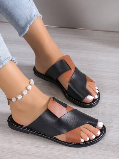 شبشب جلدي مزدوج اللون أسود وأبيض وأصفر مقلد لخريف 2023، صندل شبشب مسطح عصري متنفس، مفتوح المقدمة، قاعدة ناعمة ومضادة للانزلاق