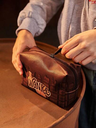 Willy Wonka and the Chocolate Factory X ROMWE حقيبة تخزين المكياج مربعة الشكل برسومات الحروف