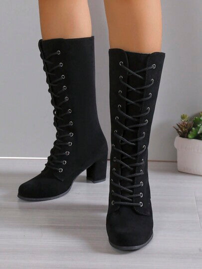 بوت نسائي أنيق بكعب عريض ورباط أمامي في أسلوب الحدود الدولية