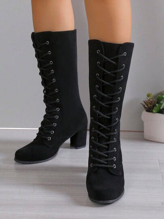 بوت نسائي أنيق بكعب عريض ورباط أمامي في أسلوب الحدود الدولية