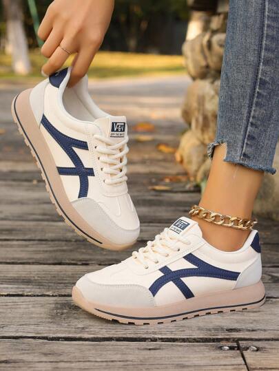 حذاء رياضي كاجوال للسيدات بنعل سميك ومنصة ذو نمط جذاب للموضة لعام 2025 من ألمانيا، أحذية رياضية بيضاء متعددة الاستخدامات للخريف